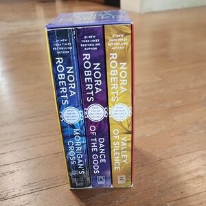 Nora Roberts‎ Book Trilogy Set
